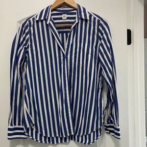 GAP Med ladies long sleeve blue striped shirt.
